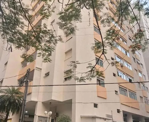Apartamento à 150m na Praia da Pitangueiras em local Nobre Guarujá
